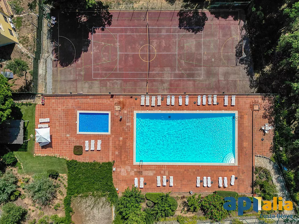 Casa aillada amb 6 habitacions, urbanització Casa Nova