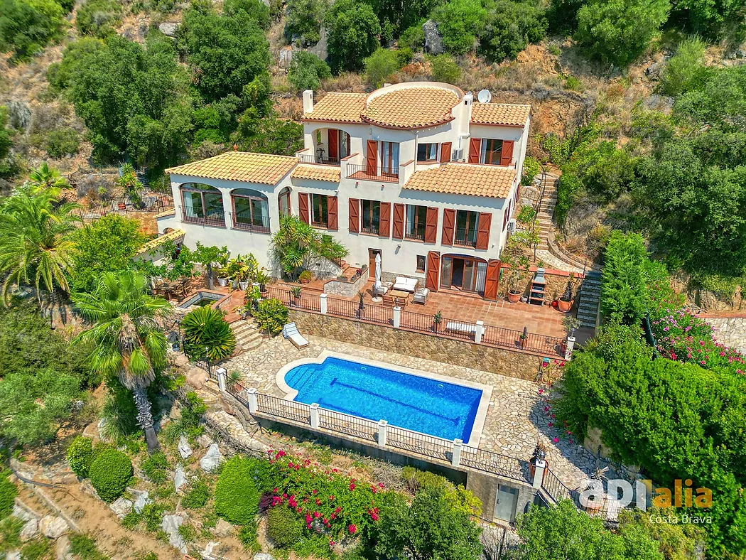 Stunning villa with pool and views to enjoy the Mediterranean lifestyle