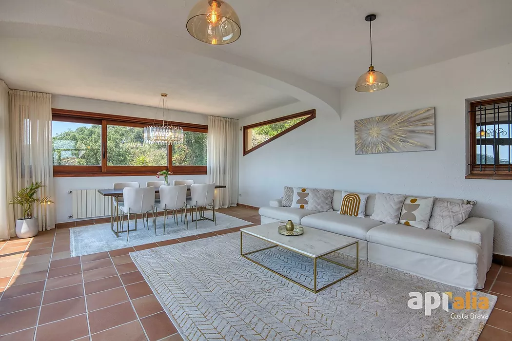 Stunning villa with pool and views to enjoy the Mediterranean lifestyle