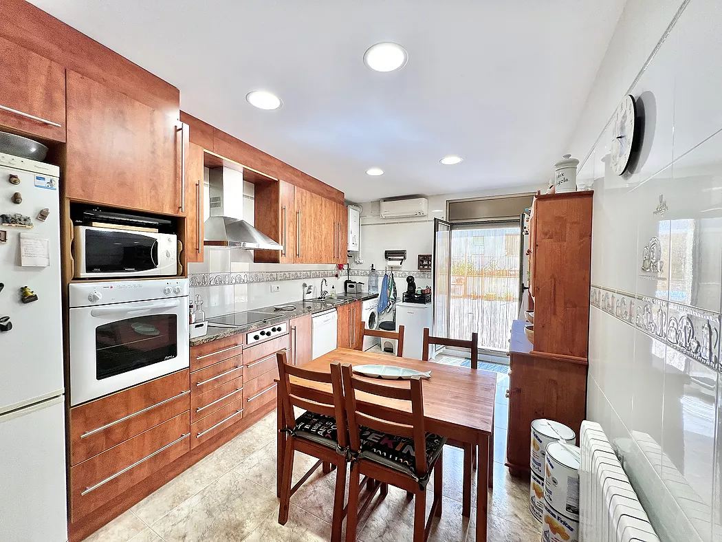 Live and invest in the heart of Palamós! Semi-detached house with multipurpose space 5 minutes from the beach.