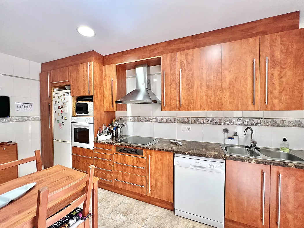 Live and invest in the heart of Palamós! Semi-detached house with multipurpose space 5 minutes from the beach.