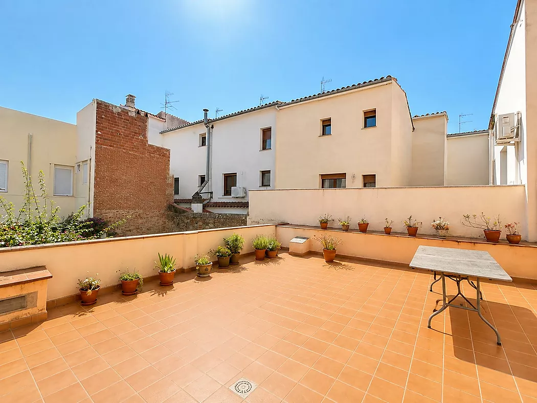 Live and invest in the heart of Palamós! Semi-detached house with multipurpose space 5 minutes from the beach.