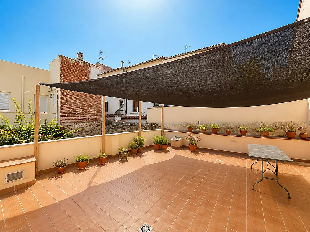 Live and invest in the heart of Palamós! Semi-detached house with multipurpose space 5 minutes from the beach.
