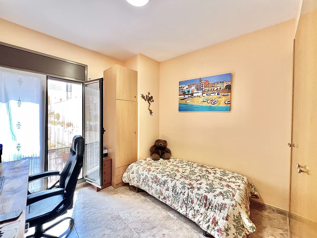 Live and invest in the heart of Palamós! Semi-detached house with multipurpose space 5 minutes from the beach.