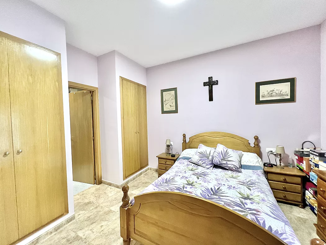 Live and invest in the heart of Palamós! Semi-detached house with multipurpose space 5 minutes from the beach.