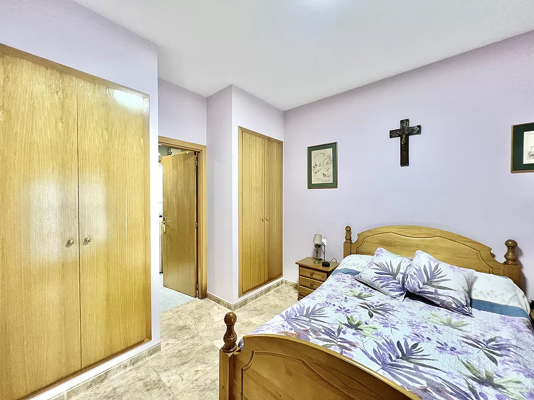 Live and invest in the heart of Palamós! Semi-detached house with multipurpose space 5 minutes from the beach.