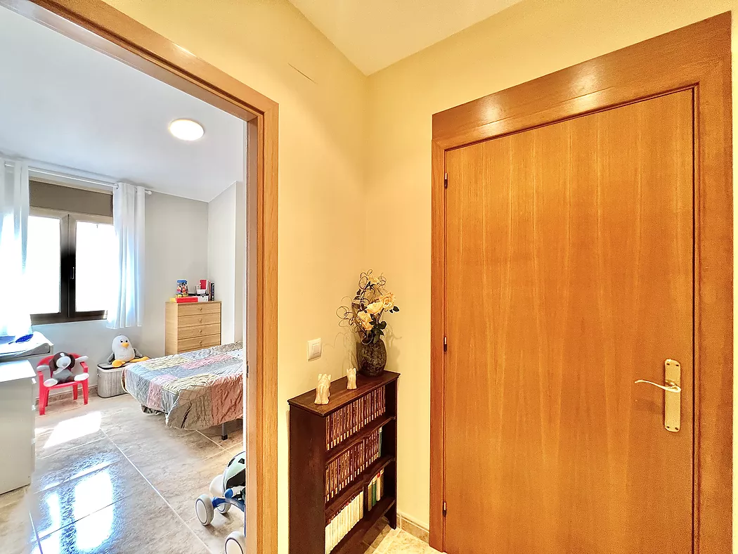 Live and invest in the heart of Palamós! Semi-detached house with multipurpose space 5 minutes from the beach.