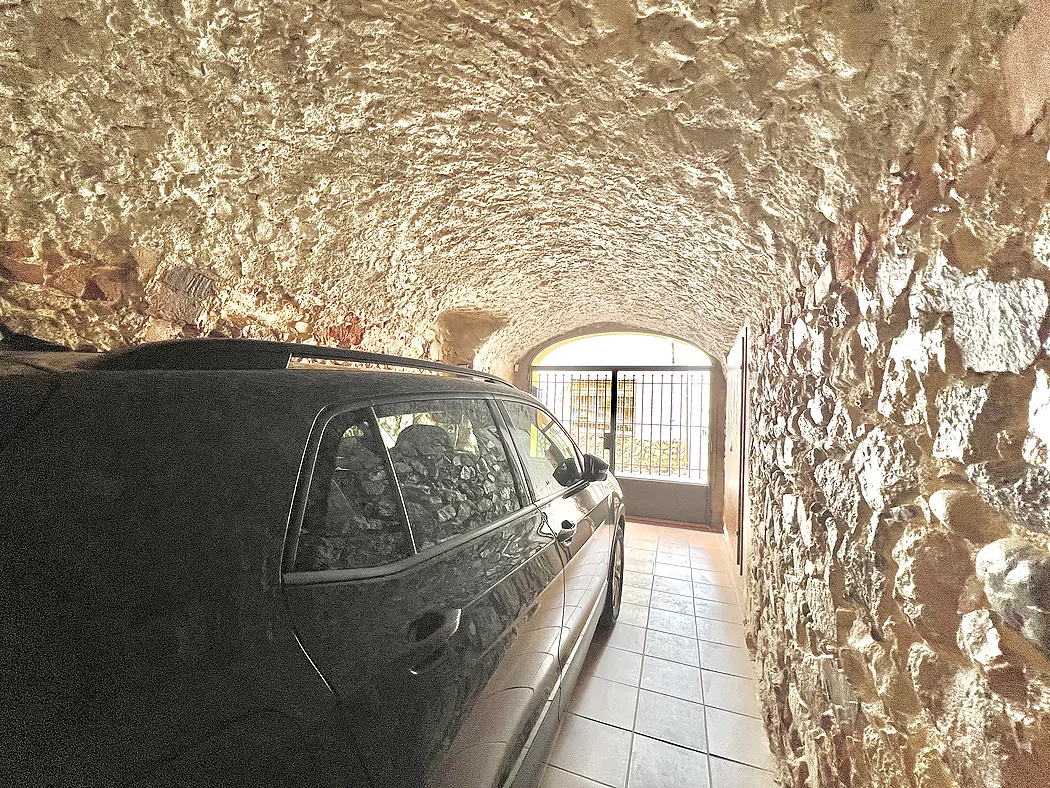 Live and invest in the heart of Palamós! Semi-detached house with multipurpose space 5 minutes from the beach.