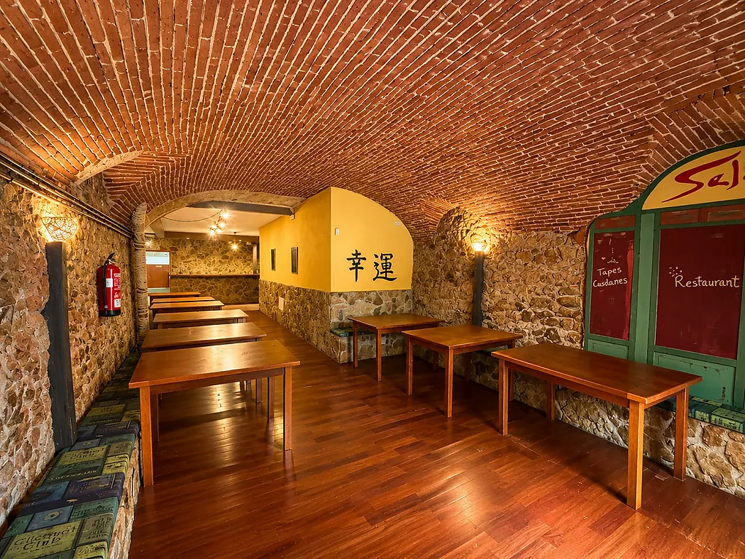 Live and invest in the heart of Palamós! Semi-detached house with multipurpose space 5 minutes from the beach.