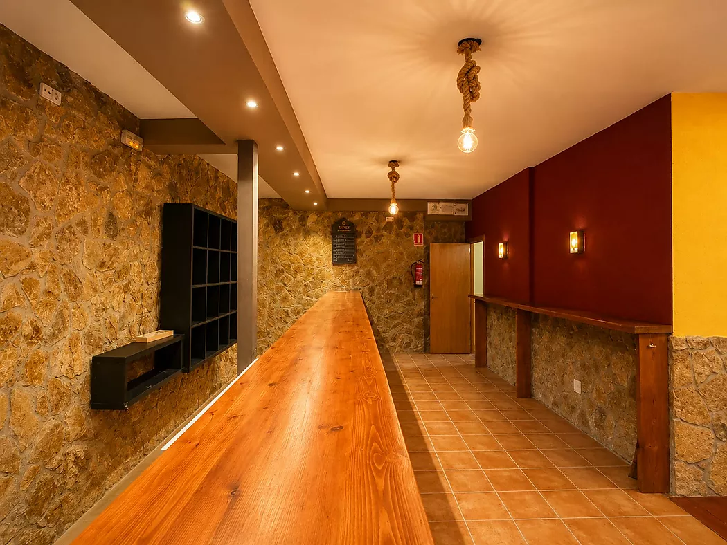 Live and invest in the heart of Palamós! Semi-detached house with multipurpose space 5 minutes from the beach.