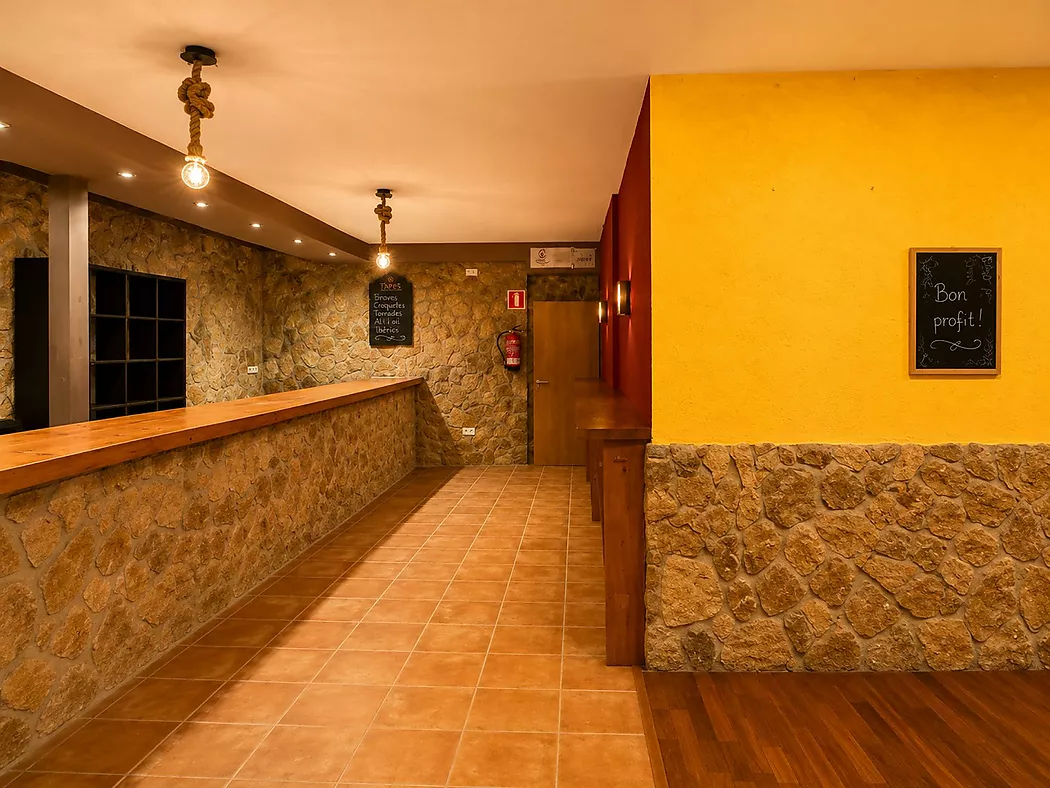 Live and invest in the heart of Palamós! Semi-detached house with multipurpose space 5 minutes from the beach.