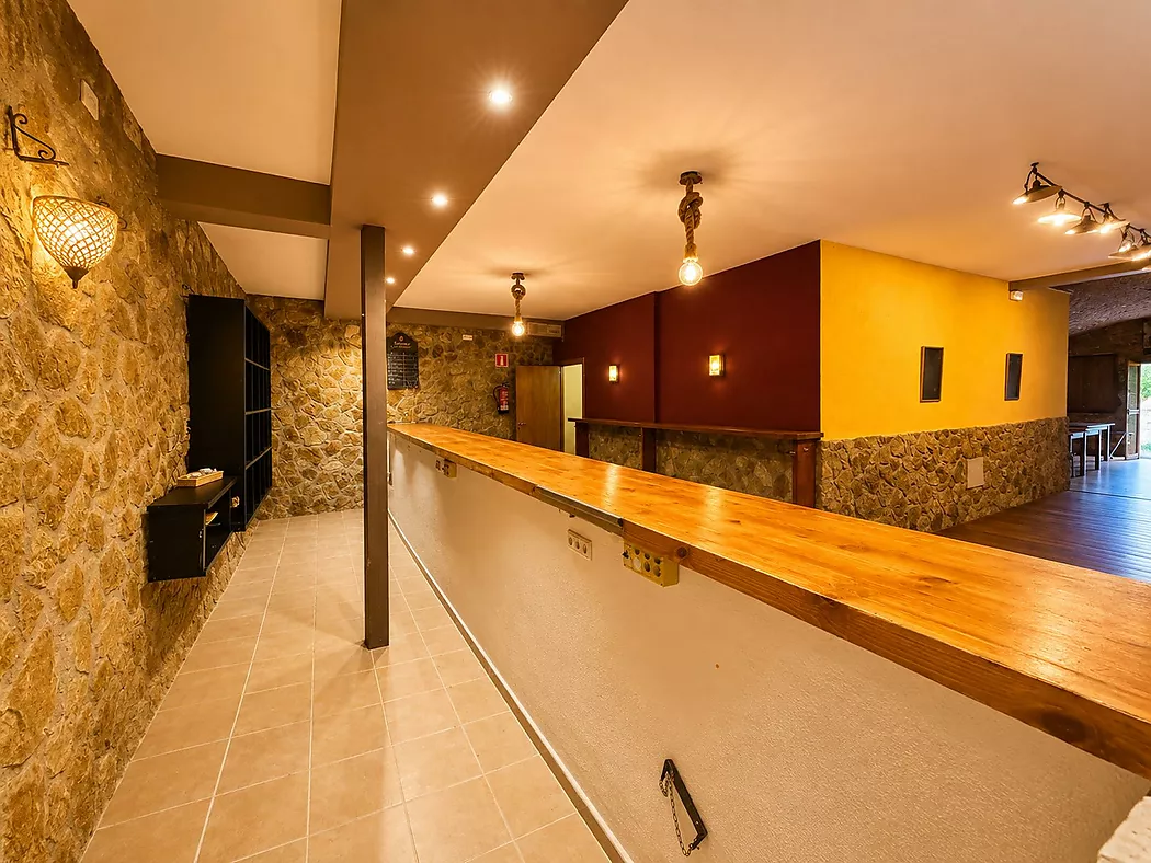 Live and invest in the heart of Palamós! Semi-detached house with multipurpose space 5 minutes from the beach.