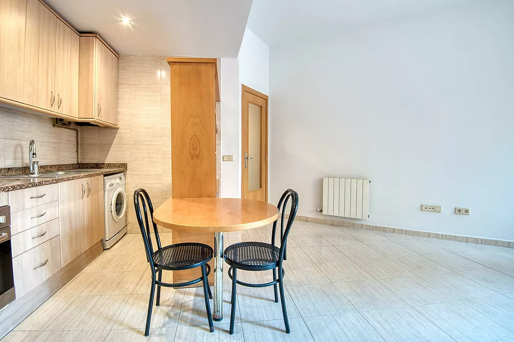 Functional apartment with parking .-Sant Feliu de Gu&iacute;xols