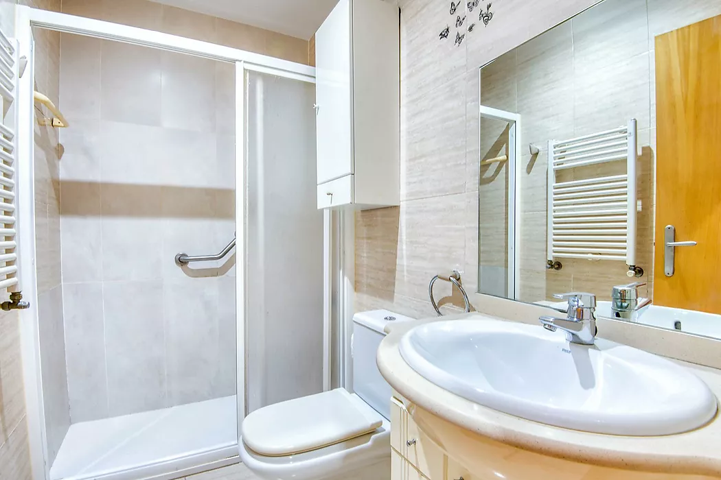Functional apartment with parking .-Sant Feliu de Guíxols
