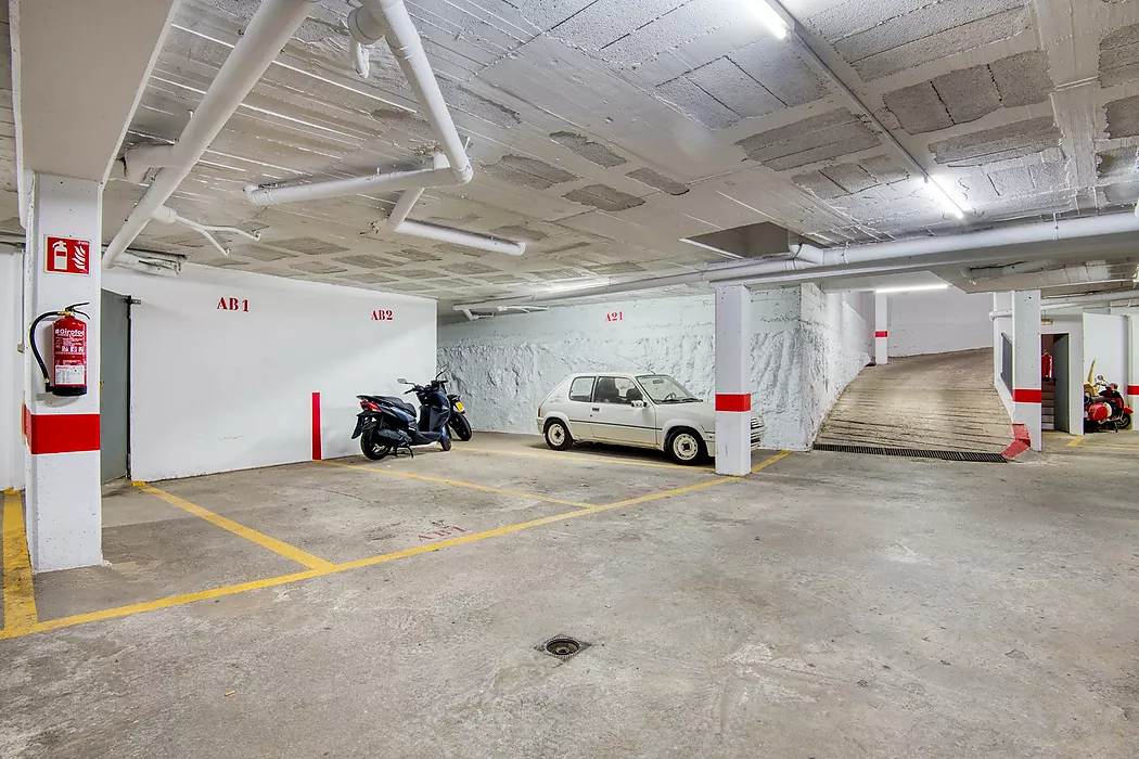 Functional apartment with parking .-Sant Feliu de Guíxols
