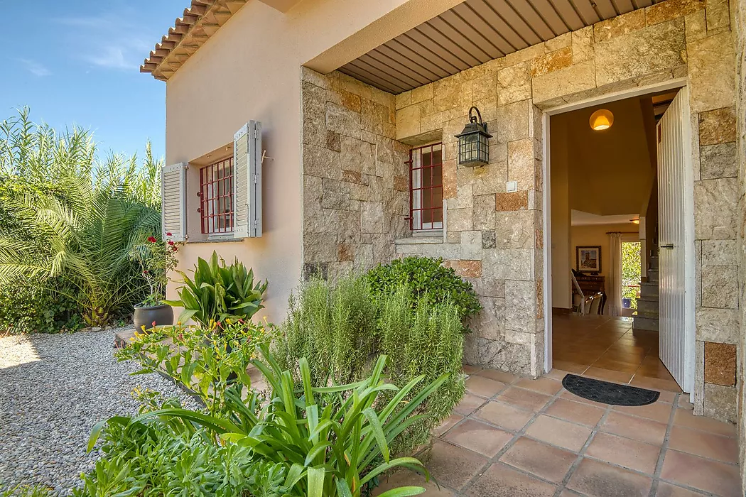 Apialia Costa Brava Exclusive. 131 m  townhouse for sale in a privileged area of S Agar&oacute;, featuring 3 double bedrooms, 2 full bathrooms, a private gar