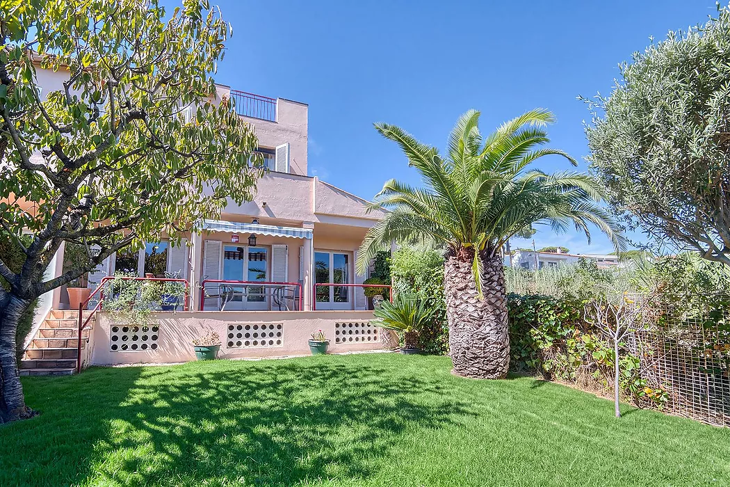 Apialia Costa Brava Exclusive. 131 m  townhouse for sale in a privileged area of S Agaró, featuring 3 double bedrooms, 2 full bathrooms, a private gar