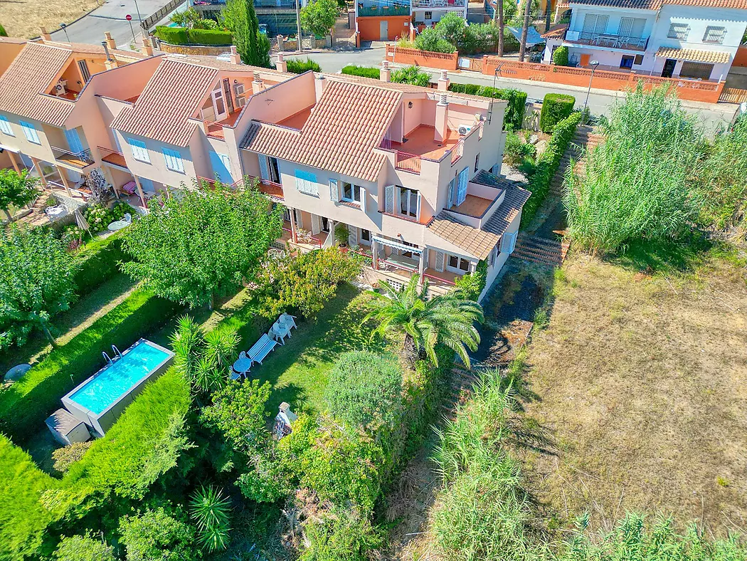 Apialia Costa Brava Exclusive. 131 m  townhouse for sale in a privileged area of S Agaró, featuring 3 double bedrooms, 2 full bathrooms, a private gar