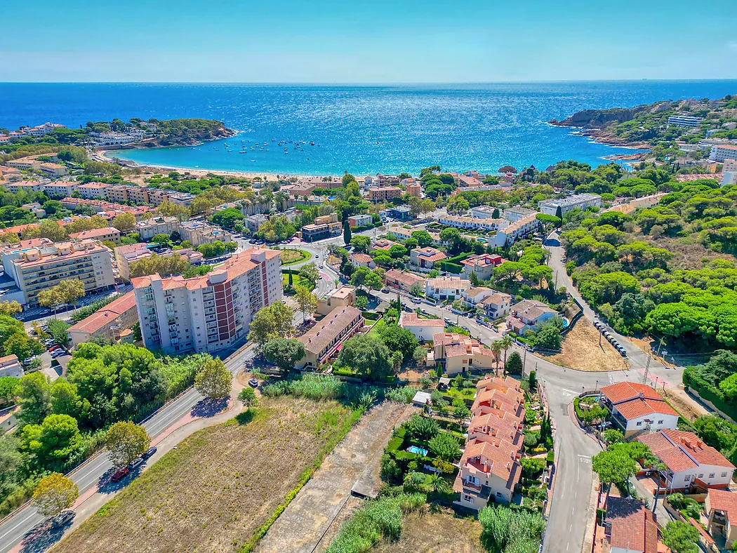 Apialia Costa Brava Exclusive. 131 m  townhouse for sale in a privileged area of S Agaró, featuring 3 double bedrooms, 2 full bathrooms, a private gar