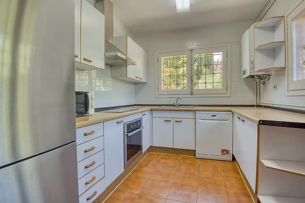 Apialia Costa Brava Exclusive. 131 m  townhouse for sale in a privileged area of S Agaró, featuring 3 double bedrooms, 2 full bathrooms, a private gar