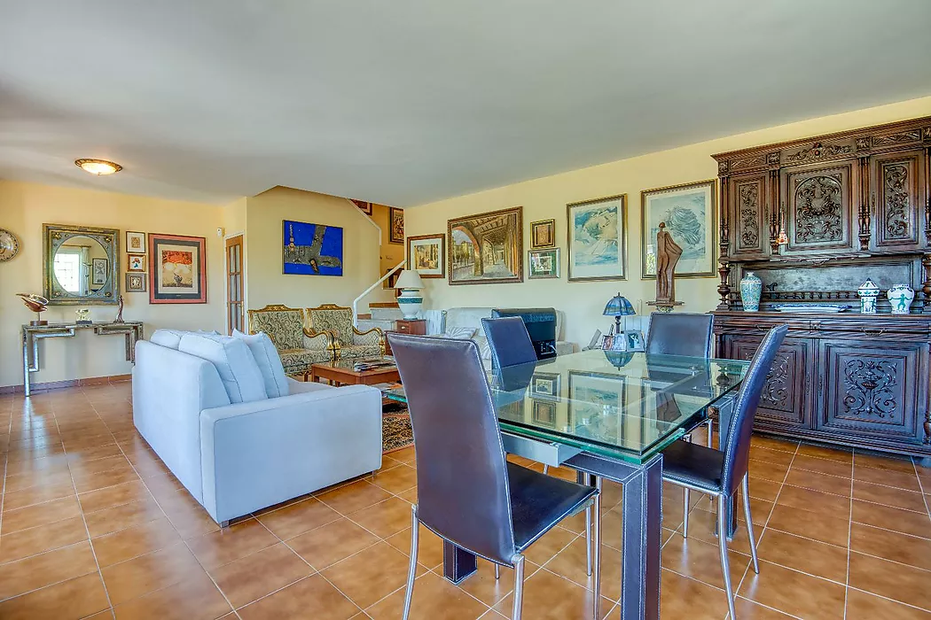 Apialia Costa Brava Exclusive. 131 m  townhouse for sale in a privileged area of S Agaró, featuring 3 double bedrooms, 2 full bathrooms, a private gar
