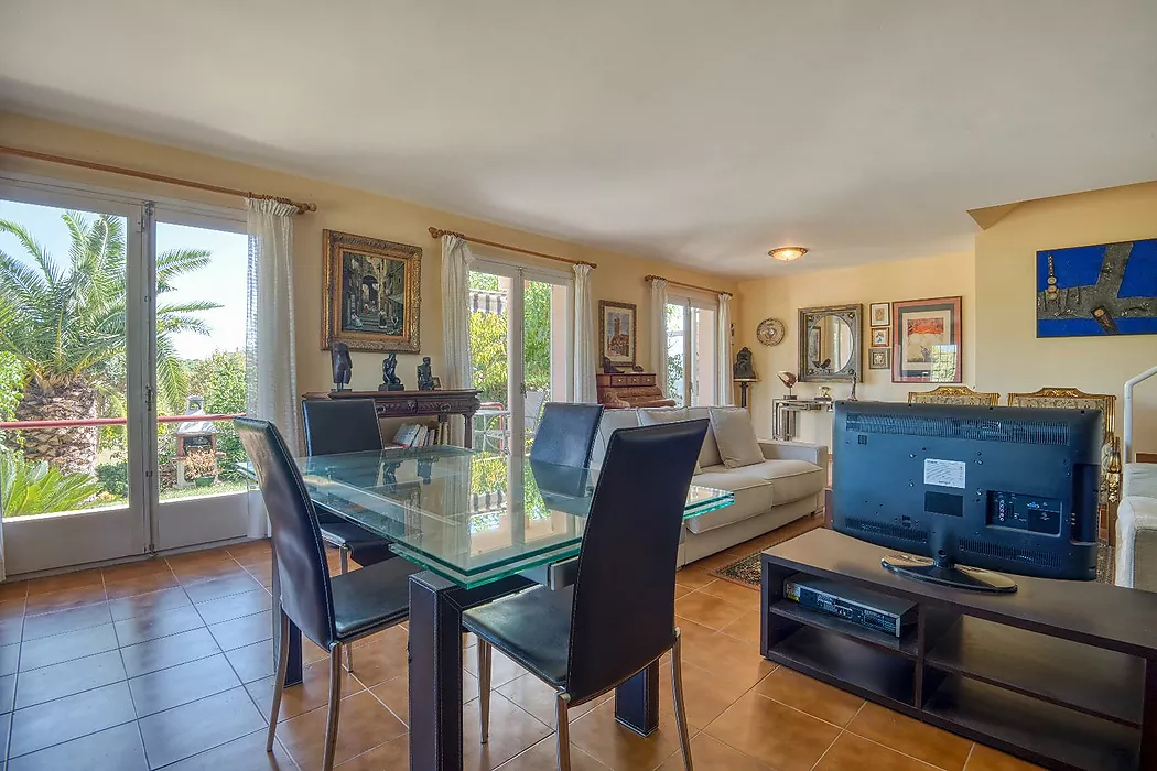 Apialia Costa Brava Exclusive. 131 m  townhouse for sale in a privileged area of S Agaró, featuring 3 double bedrooms, 2 full bathrooms, a private gar