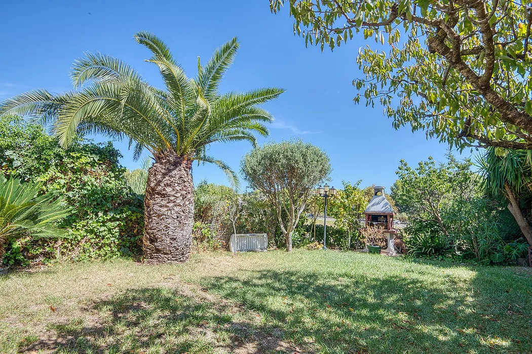 Apialia Costa Brava Exclusive. 131 m  townhouse for sale in a privileged area of S Agaró, featuring 3 double bedrooms, 2 full bathrooms, a private gar