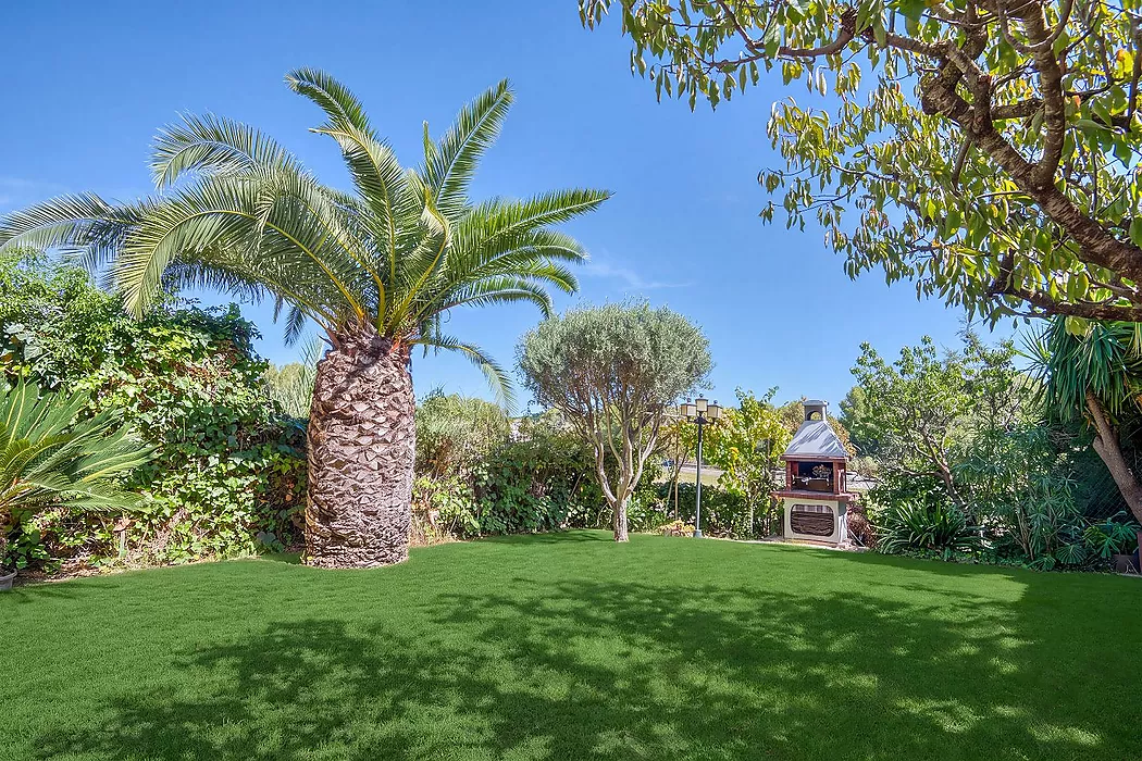 Apialia Costa Brava Exclusive. 131 m  townhouse for sale in a privileged area of S Agaró, featuring 3 double bedrooms, 2 full bathrooms, a private gar