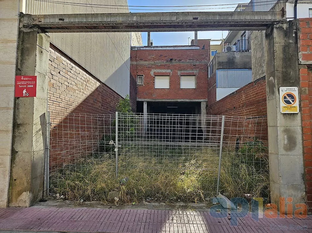 PARCEL-LA EDIFICABLE I GRAN MAGATZEN A LA ZONA DE L'AVINGUDA CATALUNYA