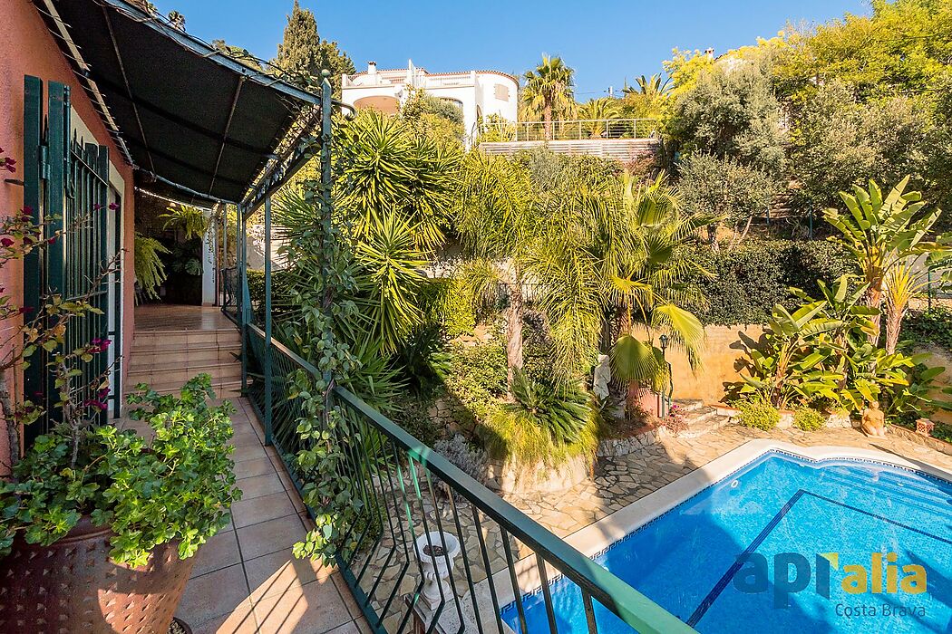 Casa Caribe on the Costa Brava, beautiful garden and pool,