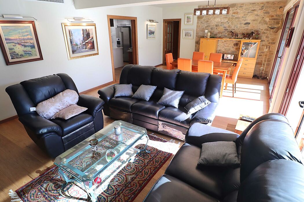 PENTHOUSE IN DOWNTOWN SANT FELIU. Opportunity 200m2 with 4 bedrooms, large terrace and mezzanine.