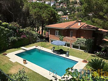 HOUSE WITH POOL AND TENNIS 300m FROM THE BEACH