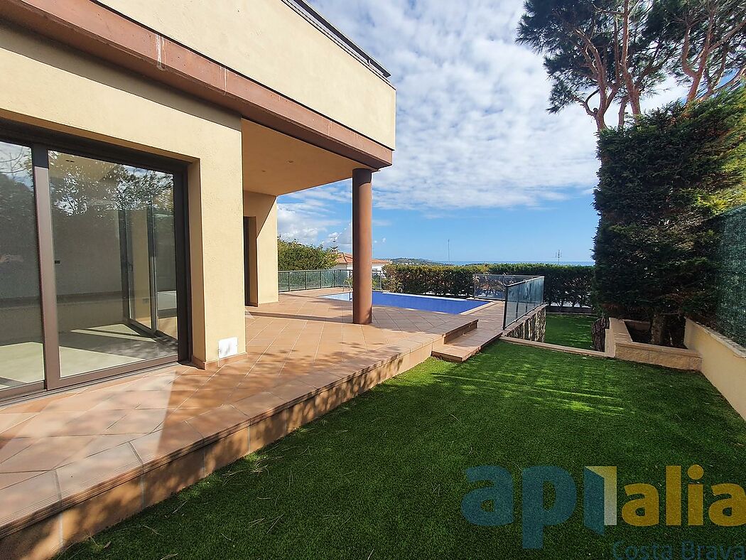 Exclusiva casa de obra nueva en S Agaró (Costa Brava), a menos de 1km de la playa de Sant Pol y con vistas al mar.