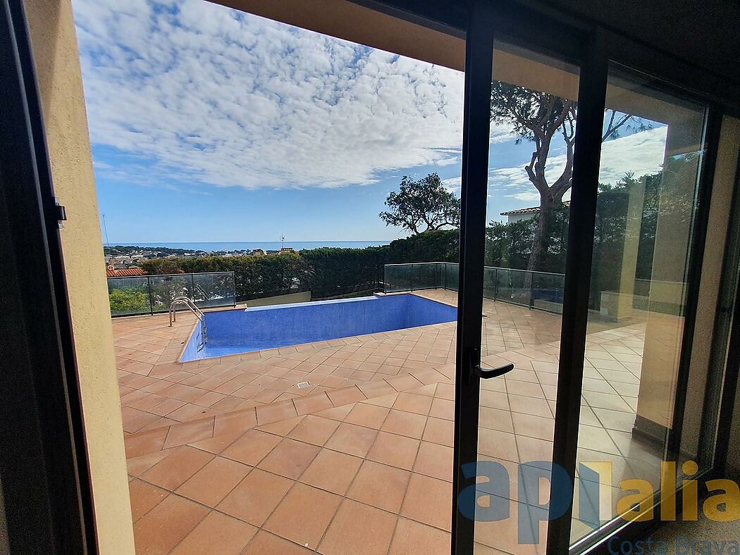 Exclusiva casa de obra nueva en S Agaró (Costa Brava), a menos de 1km de la playa de Sant Pol y con vistas al mar.