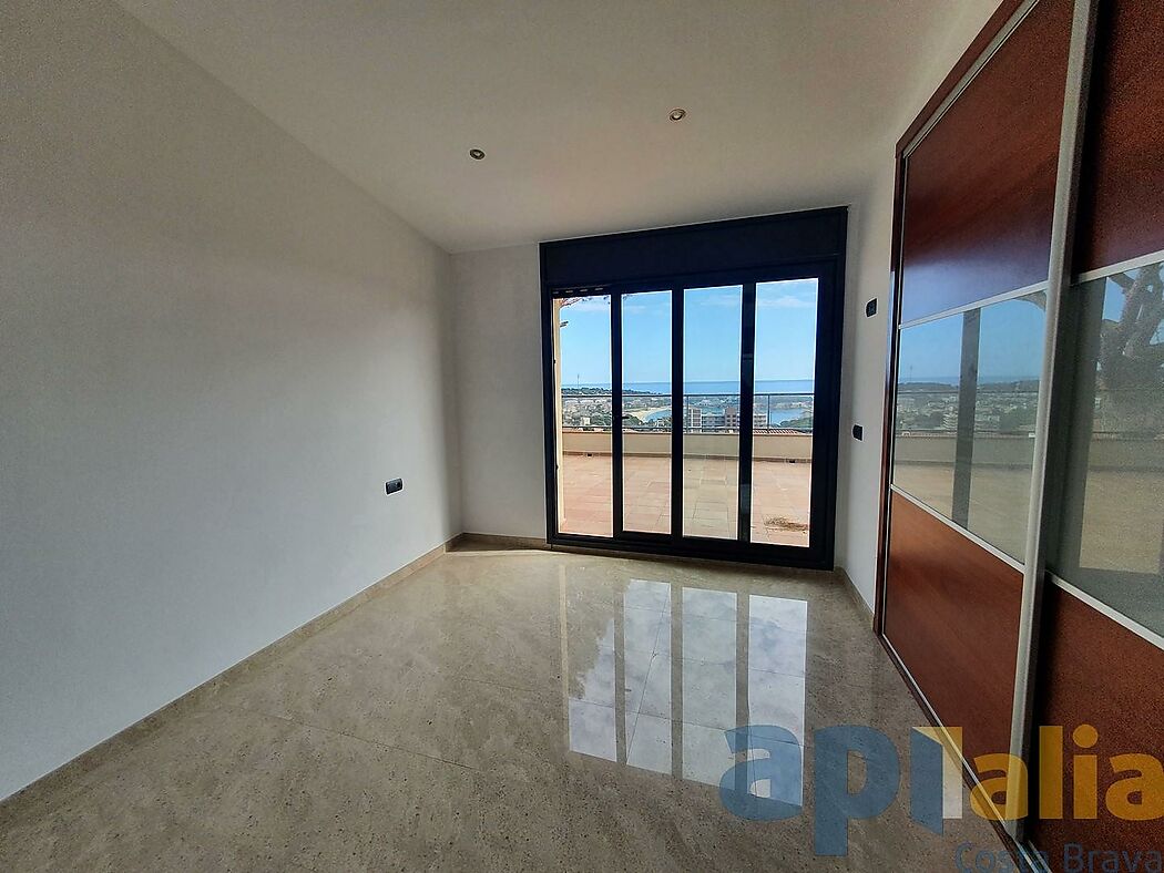 Exclusiva casa d obra nova a S Agaró (Costa Brava), a menys d 1km de la platja de Sant Pol i amb vistes a mar.