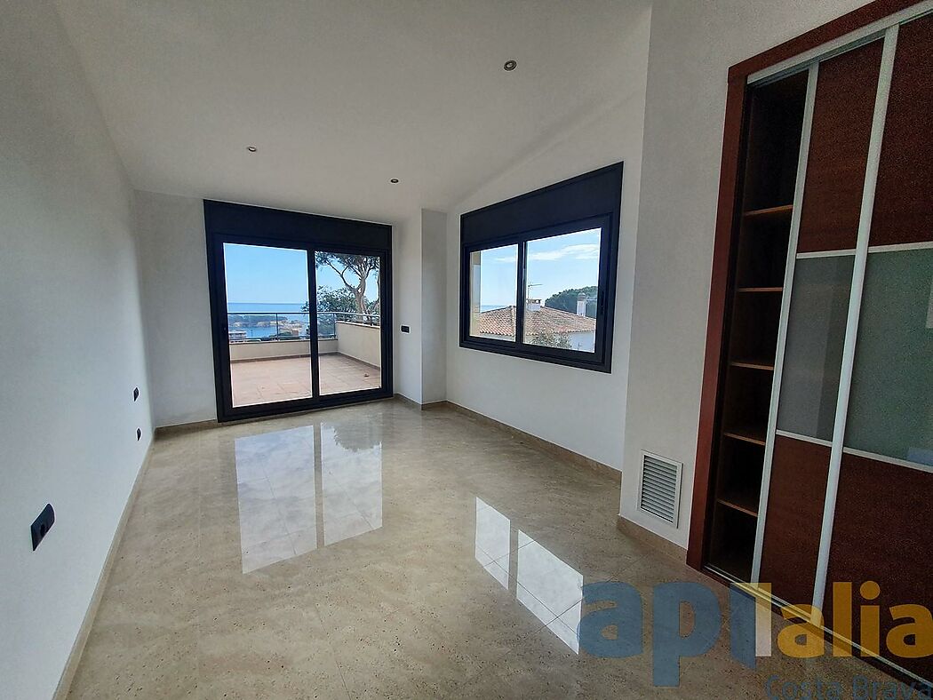 Exclusiva casa de obra nueva en S Agaró (Costa Brava), a menos de 1km de la playa de Sant Pol y con vistas al mar.