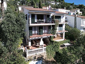 Casa adossada a 300 metres de la platja amb fantàstiques vistes a les muntanyes i en part al mar, orientació sud assolellada i 3 dormitoris dobles.