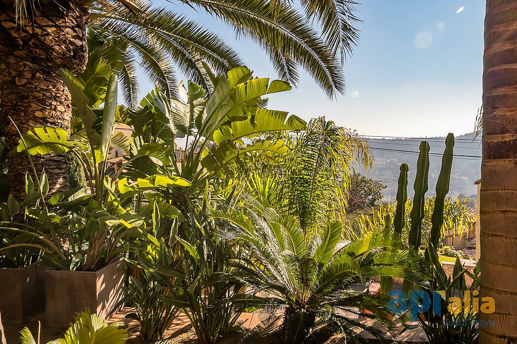 Casa de estilo colonial en la Costa Brava, precioso jardín y piscina
